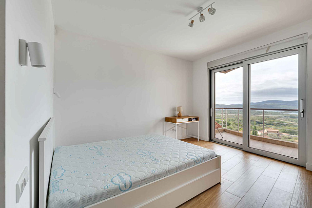 LUXURY THREE-BEDROOM APARTMENT WITH BREATHTAKING SEA VIEWS — photo 16
