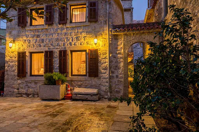 Two houses with restaurant on the front line — photo 4