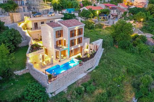 Прекрасная вилла с панорамным видом на море.