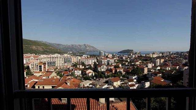 Bright apartment in Budva — photo 4