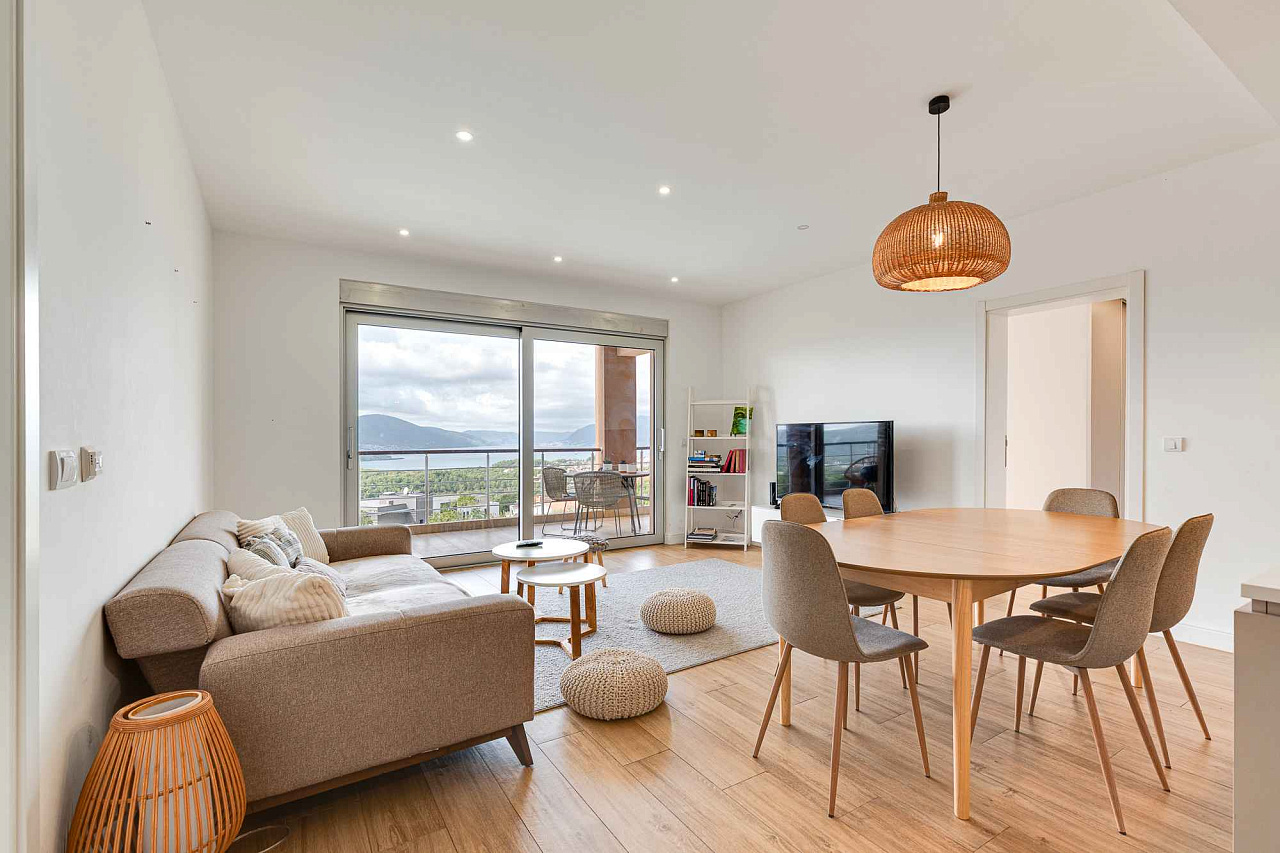 LUXURY THREE-BEDROOM APARTMENT WITH BREATHTAKING SEA VIEWS