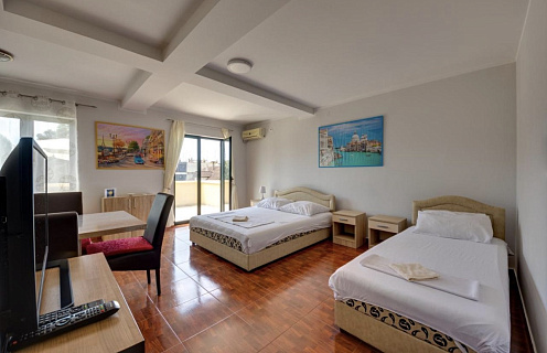 For sale a spacious house in Meljine near the sea 