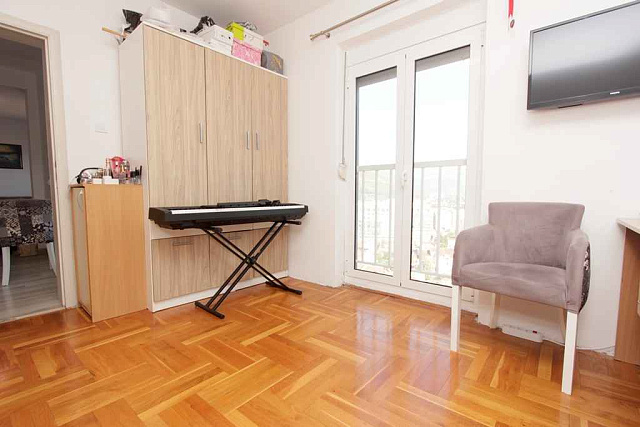Bright apartment in Budva — photo 11