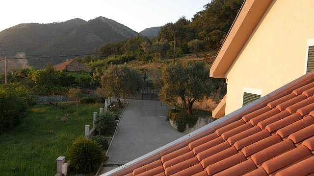 Three-story house in Kavac with a beautiful view of the sea — photo 14
