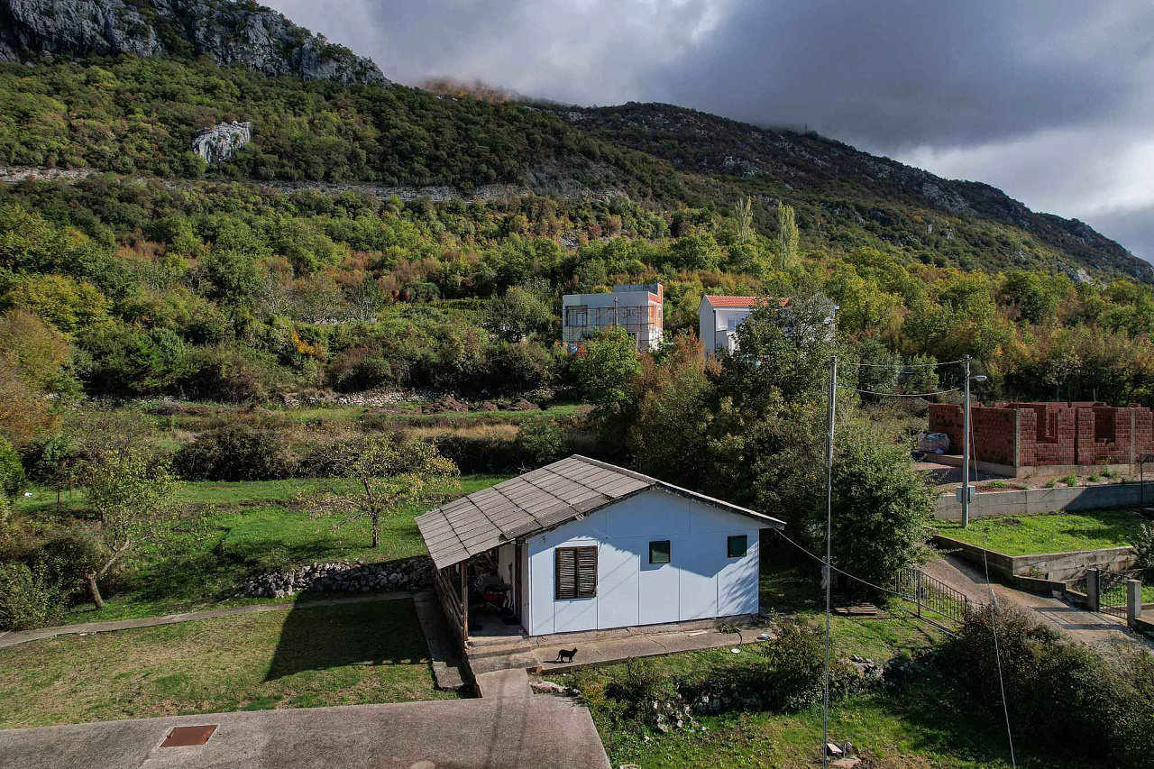Urbanized Plot with Sea View and Own Water Source – Lapčići, 1,000 m²