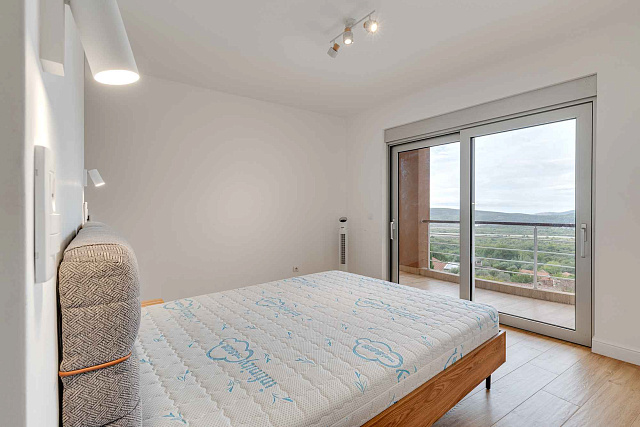 LUXURY THREE-BEDROOM APARTMENT WITH BREATHTAKING SEA VIEWS — photo 9