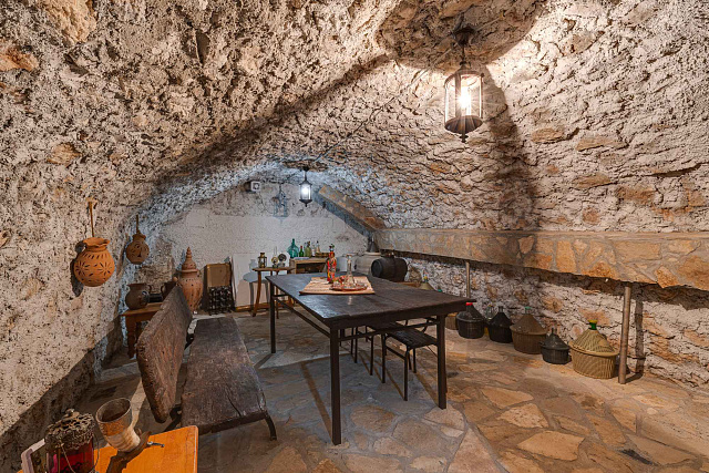 Exclusive Modern House with Authentic Character, Wine Cellar and Panoramic Views — photo 11