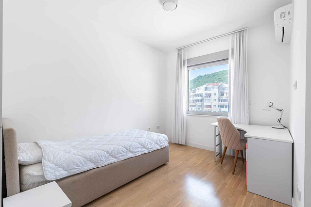 Spacious and Airy Apartment in the Heart of Budva — photo 26