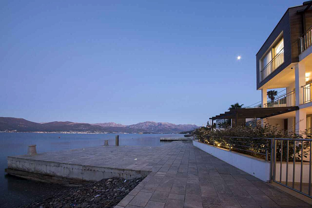 Modern villa on a step from the sea — photo 9
