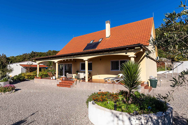 Family Home with Panoramic Nature Views — photo 51