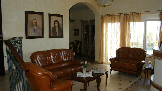 Three-story house in Kavac with a beautiful view of the sea — photo 5