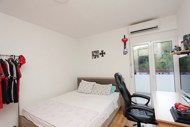 Bright apartment in Budva — photo 16