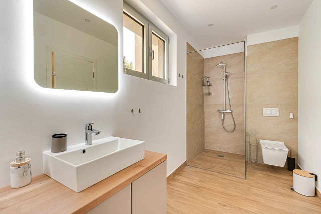 LUXURY THREE-BEDROOM APARTMENT WITH BREATHTAKING SEA VIEWS — photo 13