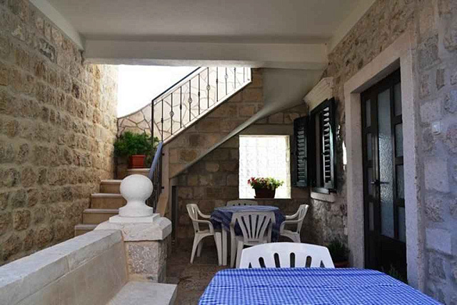 Two houses with restaurant on the front line — photo 15