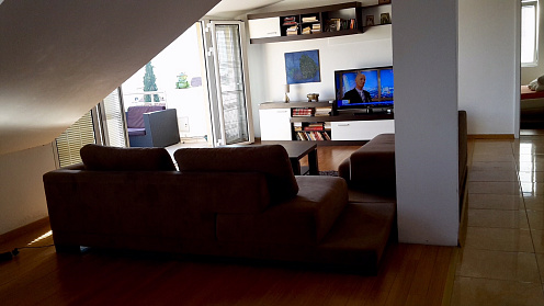 An airy penthouse in Djenovici