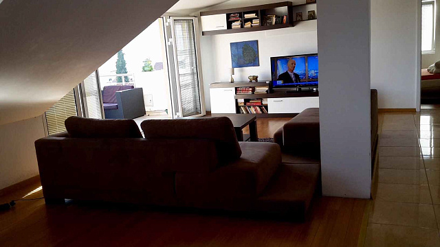 An airy penthouse in Djenovici
