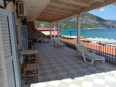 Mini Hotel on Jaz 50 meters from the sea