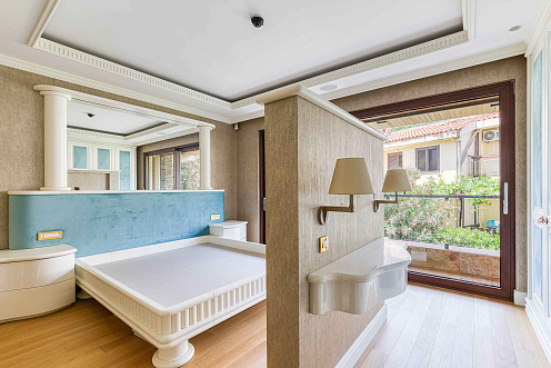 Luxuriöse Ein-Zimmer-Wohnung mit Designer-Innenraum