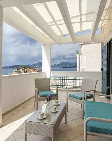 Spacious duplex apartment with sea view in Sveti Stefan — photo 10