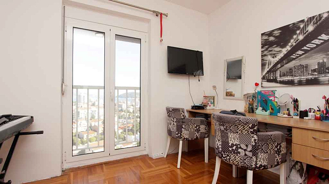 Bright apartment in Budva — photo 9