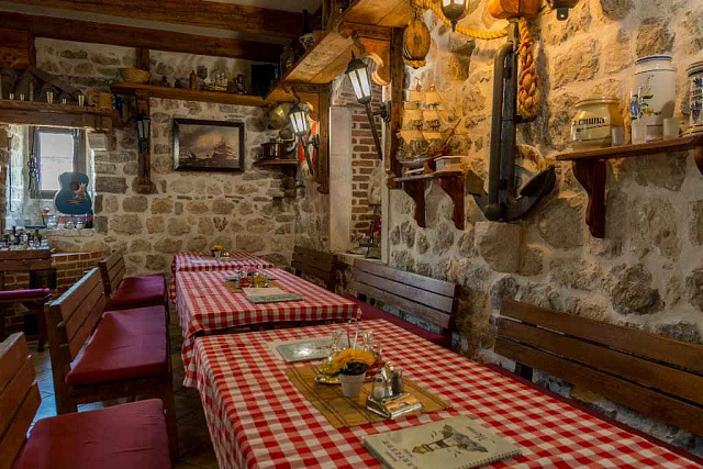Two houses with restaurant on the front line — photo 30