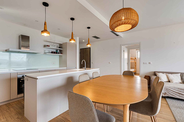LUXURY THREE-BEDROOM APARTMENT WITH BREATHTAKING SEA VIEWS — photo 7