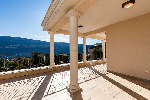 For sale new villas in a complex overlooking the Bay of Kotor