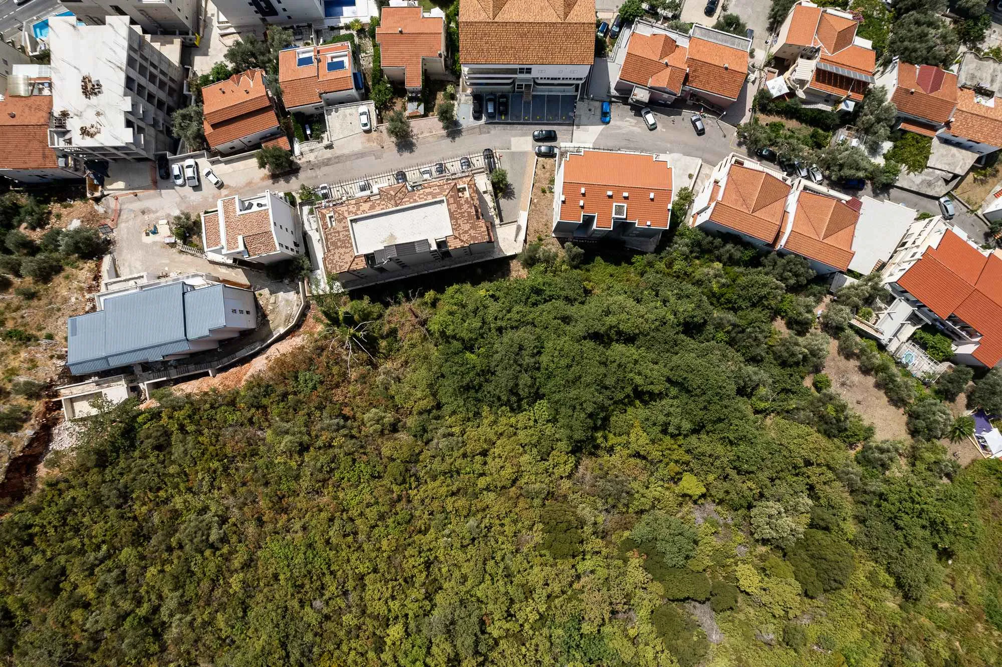 Beautiful plot in a attractive location between Budva and Sveti Stefan, with the approved site development parameters