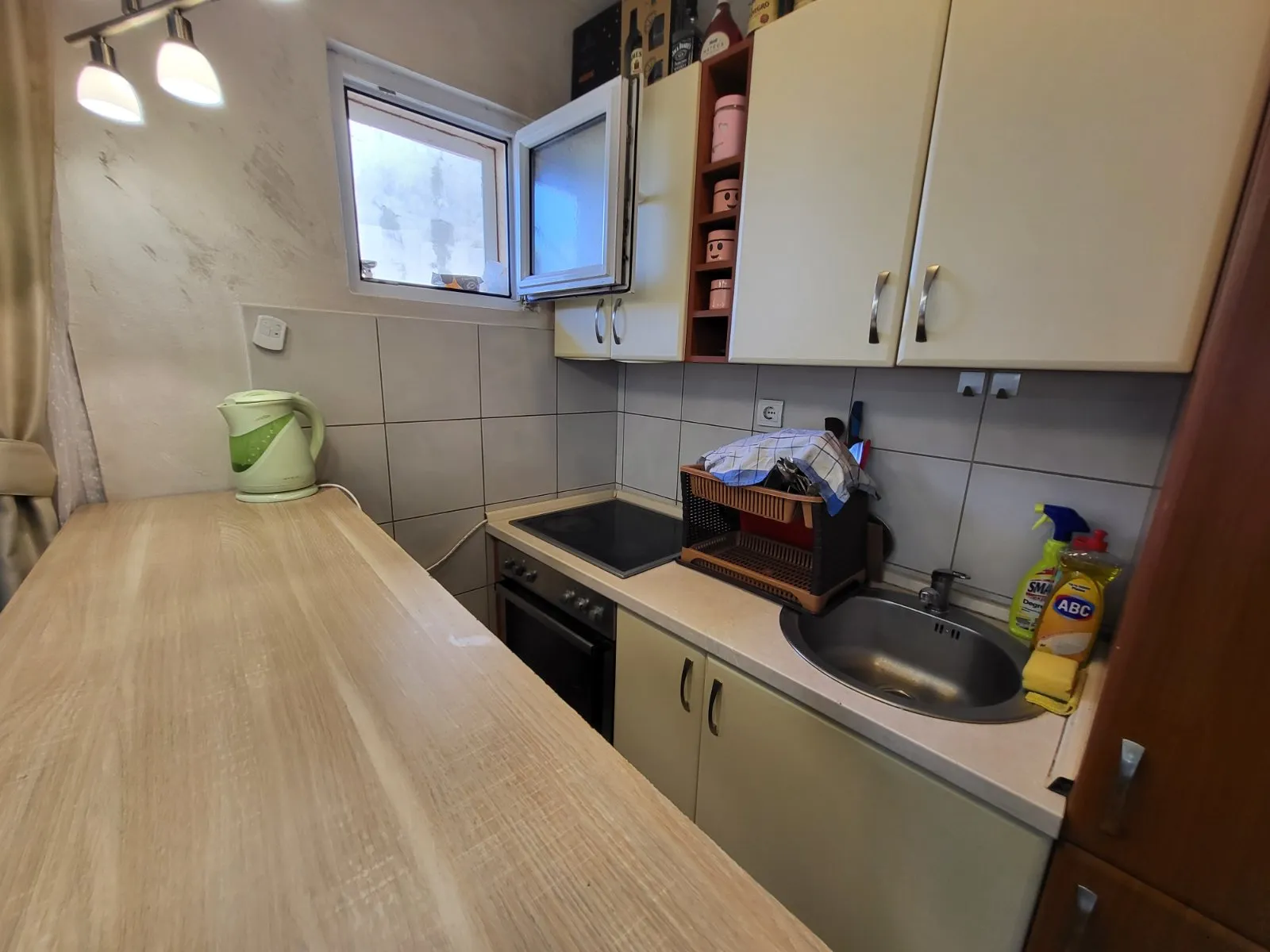 Apartment with a spacious terrace in a quiet location in Budva