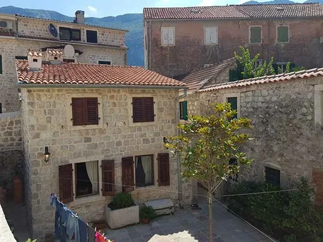 Two houses with restaurant on the front line — photo 9