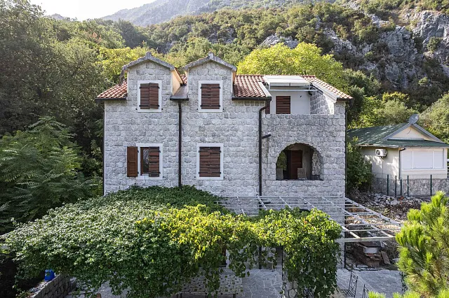 BEAUTIFUL STONE HOUSE IN LIPCI – AN AUTHENTIC HOME IN THE BAY OF KOTOR — photo 14