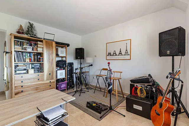 Family Home with Panoramic Nature Views — photo 35