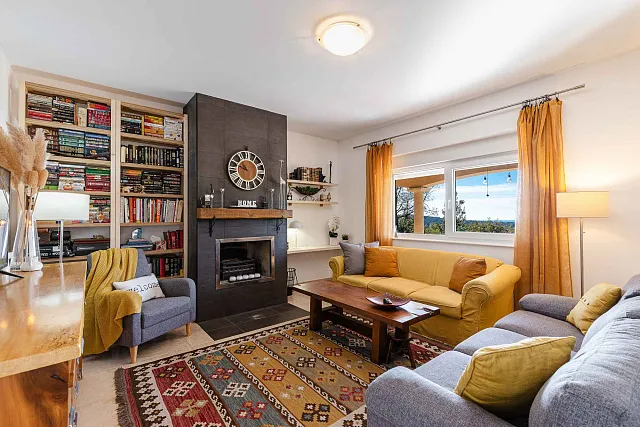 Family Home with Panoramic Nature Views — photo 20