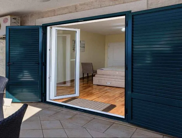 Spacious duplex apartment with sea view in Sveti Stefan — photo 38