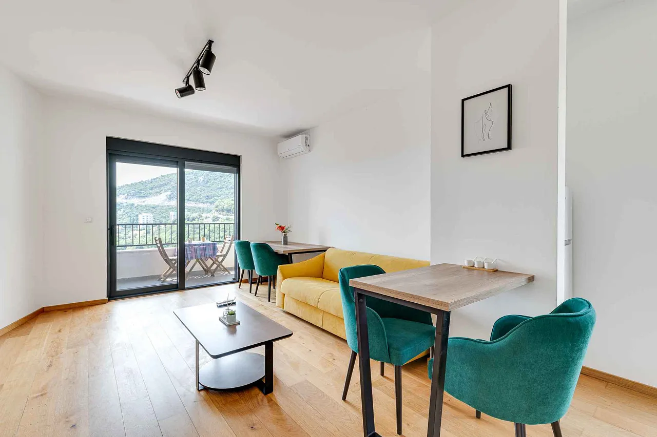 Furnished one bedroom apartment with a sea view and garage space in a new building