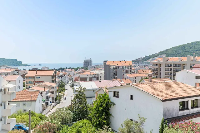 Spacious Furnished Apartment with Loft Potential and Sea View in Budva — photo 4