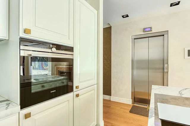 Luxurious One-Bedroom Apartment with Designer Interior — photo 20