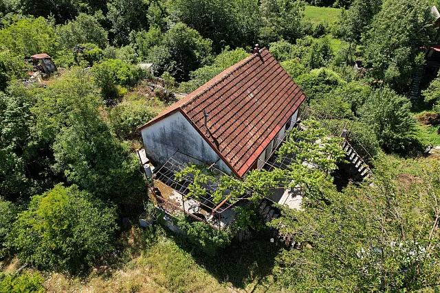 ATTRACTIVE LAND FOR SALE IN CETINJE – 1,000 m² BY THE ROAD