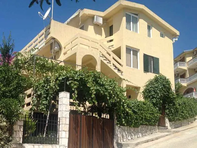 Villa with 3 separate apartments – ideal investment opportunity