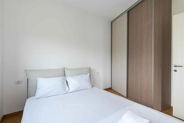 Furnished one bedroom apartment with a sea view and garage space in a new building — photo 15