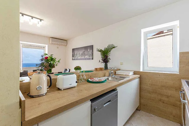 Spacious duplex apartment with sea view in Sveti Stefan — photo 7