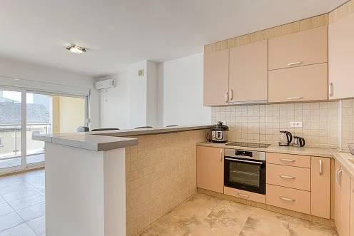 FOR SALE: SPACIOUS, FULLY FURNISHED APARTMENT IN BUDVA WITH GARAGE