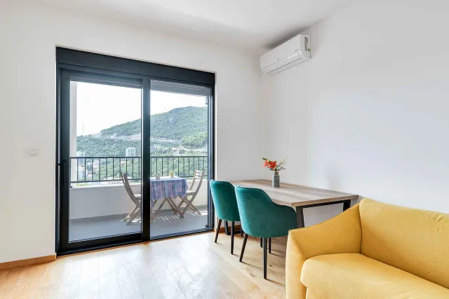 Furnished one bedroom apartment with a sea view and garage space in a new building — photo 6