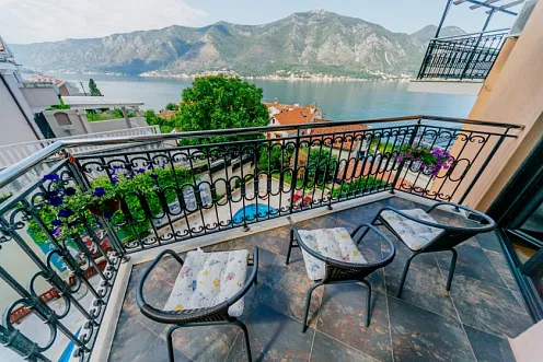 Two-bedroom apartment in complex with a swimming pool in Dobrota