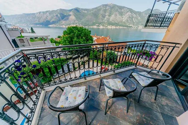 Two-bedroom apartment in complex with a swimming pool in Dobrota