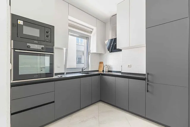 Spacious and Airy Apartment in the Heart of Budva — photo 11