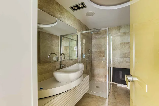Luxurious One-Bedroom Apartment with Designer Interior — photo 5