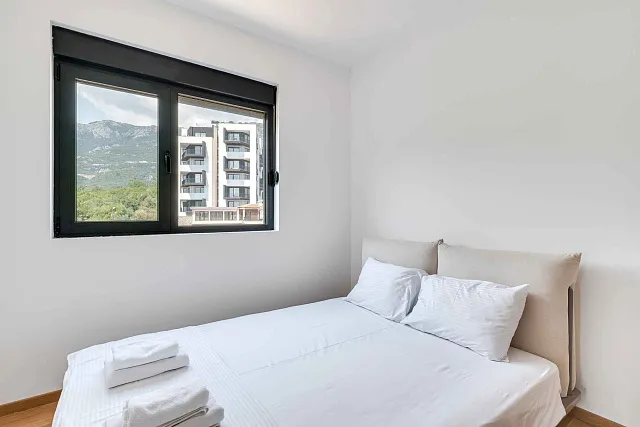 Furnished one bedroom apartment with a sea view and garage space in a new building — photo 14