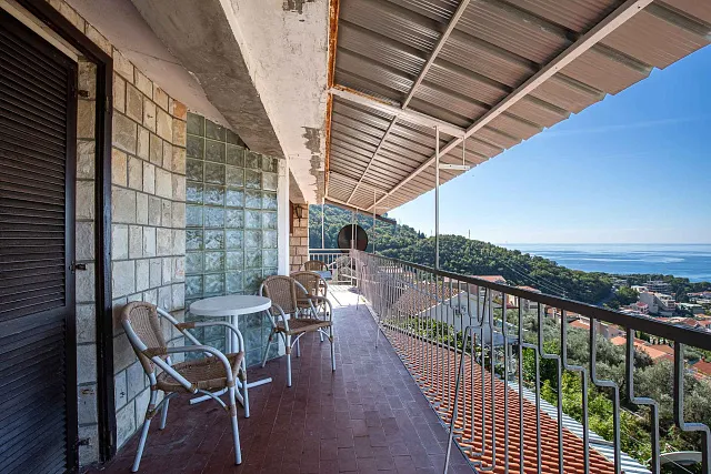 1,2 floors in House for sale in Pržno, near Sveti Stefan – prime location.