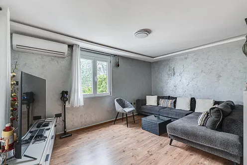 A renovated 4-bedroom, 120 m² house with views of Kotor Old Town